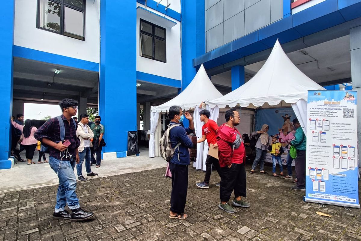 Masyarakat di Kota Tangerang bisa menikmati mudik gratis angkutan lebaran Idul Fitri 1444 Hijriyah ke sejumlah daerah tahun ini. Sejumlah masyarakat terlihat sedang antri untuk validasi dan penukaran tiket bus gratis ke kota tujuannya masing-masing di Kantor Dishub Kota Tangerang, Selasa (14/3/2023).