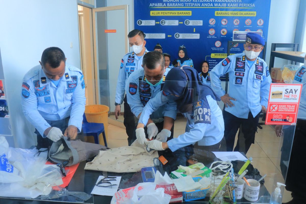TEMUKAN NARKOBA--Petugas lapaa menemukan narkoba dalam celana kolor yang akan dikirim perempuan berinisial ZWA (22) kepada salah satu narapidana di Lapas Pemuda Madiun, Kamis (17/11/2022). 