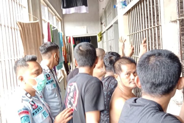 Petugas Rutan Klas IIA Samarinda saat merazia para narapidana dan menemukan ponsel rakitan di Rutan Samarinda, Kaltim, Kamis (25/8/2022). 