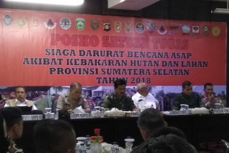 Panglima TNI Marsekal Hadi Tjahjanto memimpin rapat pencegahan kebakaran hutan dan lahan di Sumatera Selatan, Selasa (24/7/2018)