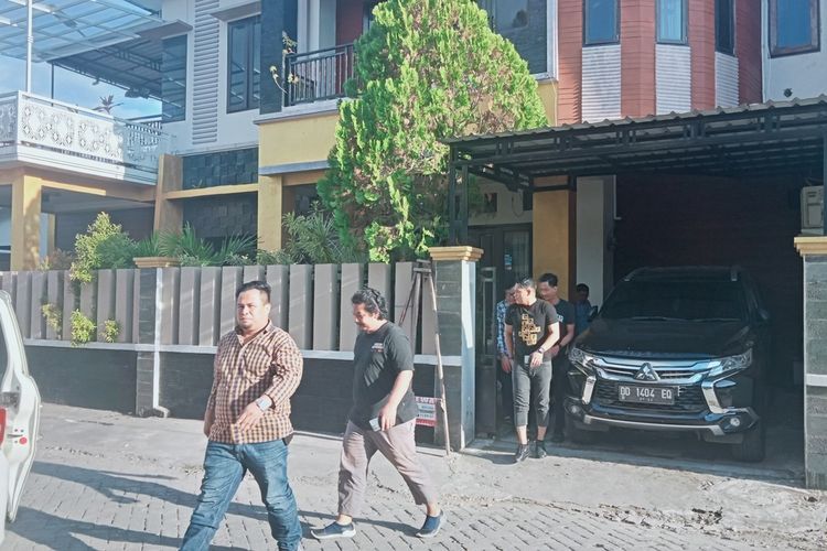 Beberapa personel dari jajaran Dit Intelkam Polda Sulsel yang meninggalkan kediaman BNY di Perumahan Taman Goysen Indah, Jalan Aroepala, Kota Makassar, Sulsel, Selasa (30/5/2023)