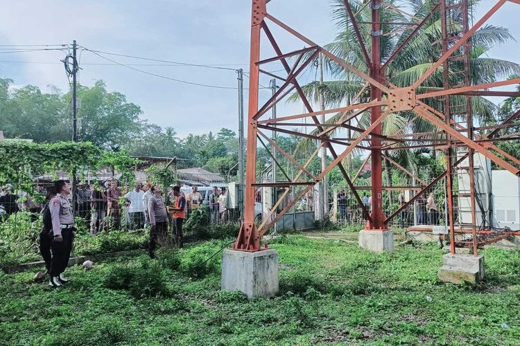 Polisi menunggu pencuri di tower pemancar jaringan selular XL di Desa Cot Seutui, Kecamatan Kuta Makmur, Kabupaten Aceh Utara, Provinsi Aceh, Jumat (20/10/2023)