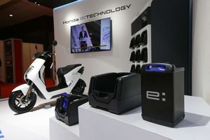 Baterai Motor Listrik: Lebih Baik Beli, Sewa, atau Tukar?