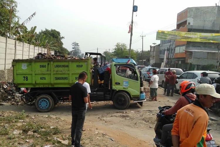 Dinas Lingkungan Hidup (DLH) Kota Tangerang Selatan (Tangsel) mengangkut sampah yang menumpuk di Jl Martadinata Pondok Cabe Timur, Pamulang, Sabtu (7/9/2019)

