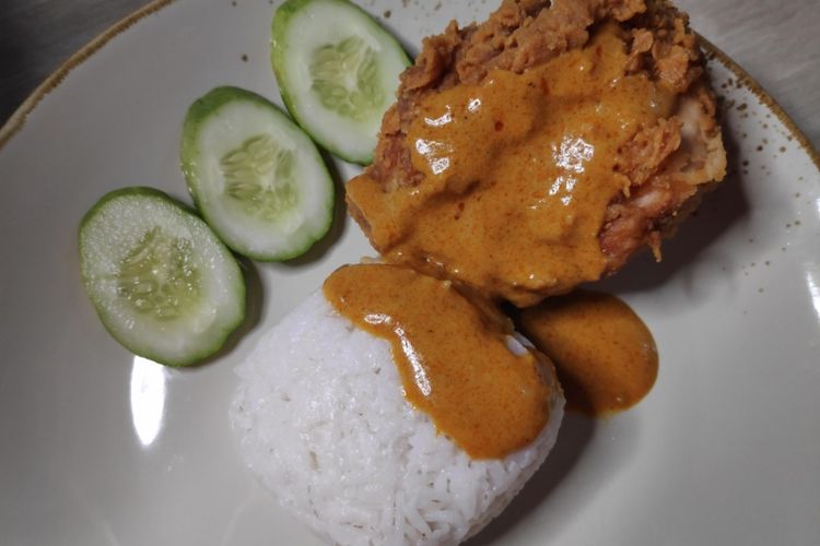 Ayam gulai McD, timun tambahan sendiri bukan termasuk dalam paket yang dijual. 