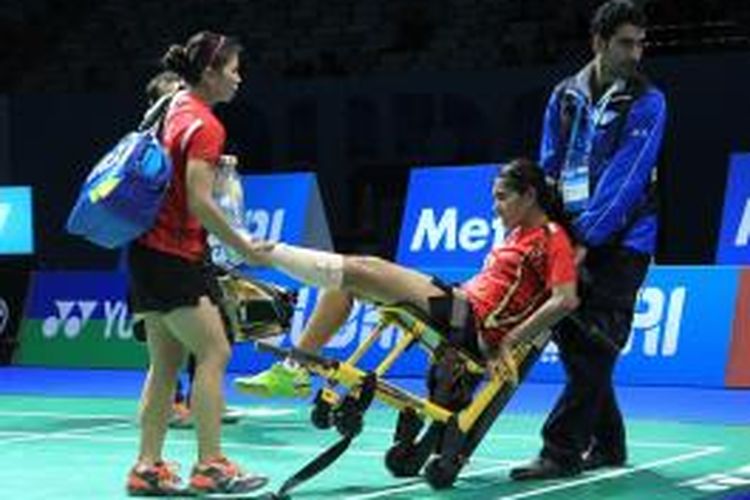 Nitya Krishinda Maheswari mengalmai cedera kaki dan digotong keluar lapangan.