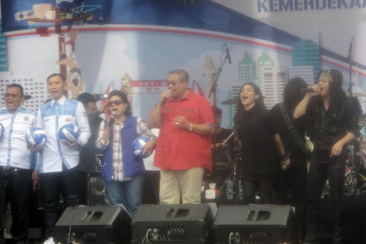 SBY bersama musisi Kikan dan Candil tampil di atas panggung menyanyikan lagu Rumah Kita.  Sang istri yang ikut mendampingi, Ani Yudhoyono, pun nampak sesekali ikut bernyanyi.