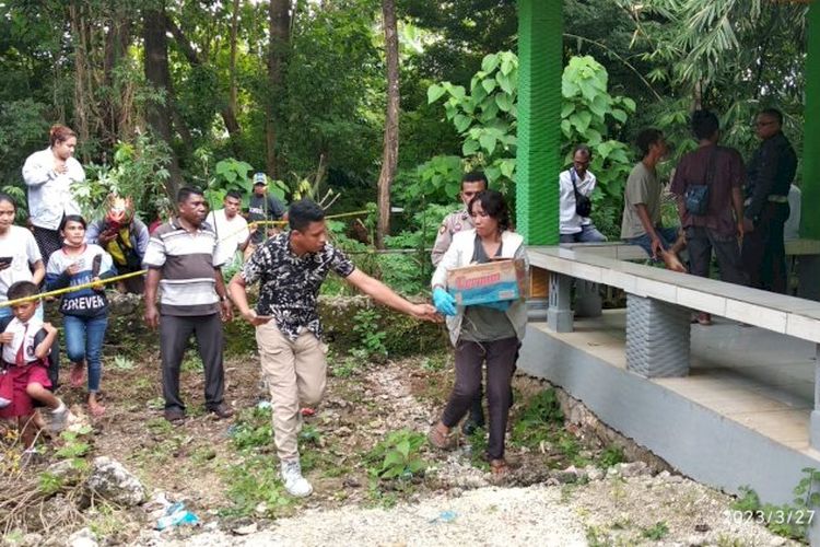 Penyidik Unit Reserse dan Kriminal Polsek Maulafa, sedang menggelar olah tempat kejadian perkara penemuan jenazah bayi di Kelurahan Sikumana, Kecamatan Maulafa, Kota Kupang, NTT, Senin (27/3/2023) 