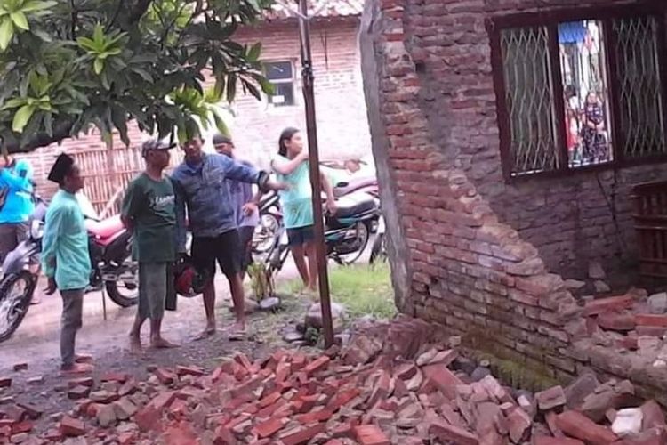 Sejumlah orang menyaksikan salah satu rumah warga yang rusak akibat terjangan puting beliung di wilayah Kecamatan Larangan, Kabupaten Brebes, Jawa Tengah,  Selasa (10/11/2020) (Dok. Facebook)