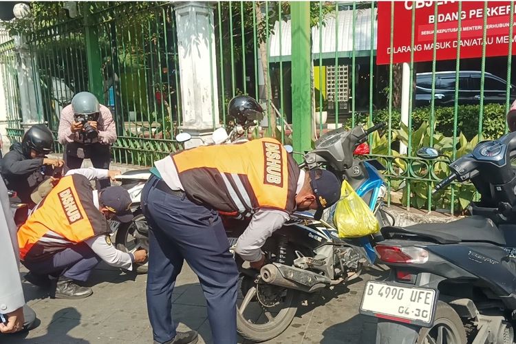 Hari Pertama Razia Parkir Liar di Jakarta: 44 Motor Dicabut Pentil, 1 Jukir Kabur