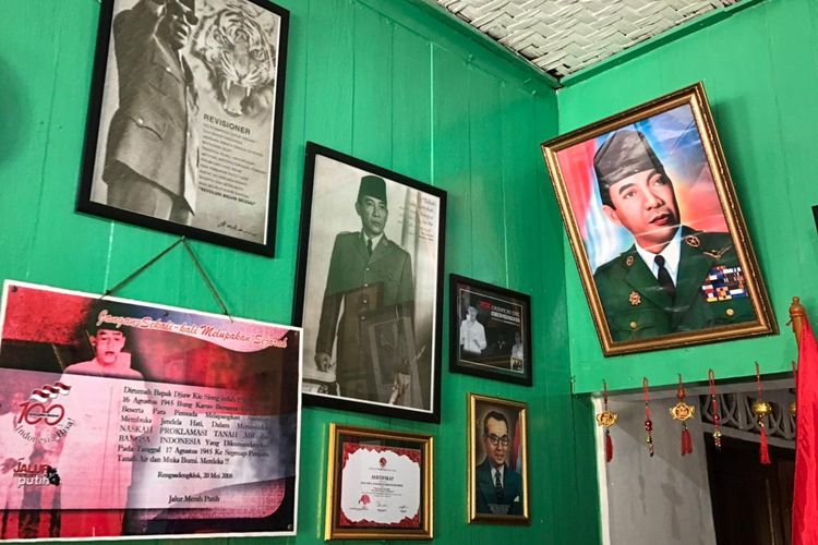 Poster diri dari Presiden Soekarno yang banyak terpajang di dinding rumah milik Djiauw Kie Siong, di Rengasdengklok, Kabupaten Karawang.