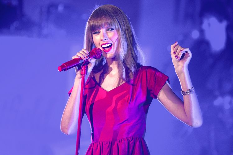 Taylor Swift tampil dan menyalakan Lampu Natal di Westfield Shepherd's Bush, London. 06/11/2012.