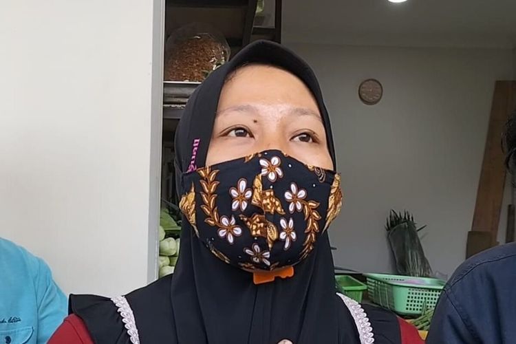 Kristin (39) pedagang Pasar Legi Solo yang mengeluhkan suara blower dan tampias kepada Wali Kota Solo Gibran Rakabuming Raka yang saat itu meninjau pasar tradisional tersebut.