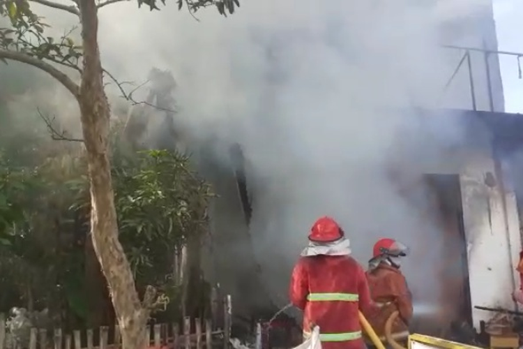 Foto: Petugas pemadam kebakaran memadamkan api saat kebakaran di sebuah rumah di Jalan Sisingamangaraja, Kecamatan Siantar Sitalasari, Kota Pematangsiantar, Minggu (18/10/2020).