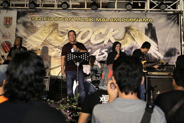 Wali Kota Semarang Hendrar Prihadi turut bernyanyi meramaikan konser Rock Pitoelasan yang digelar di Rumah Dinas Wali Kota, Manyaran, Jumat (2/8/2019).