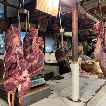 Harga daging sapi di Pasar Jaya Tomang Barat, Tanjung Duren Selatan, Jakarta Barat, naik menjadi Rp 150.000 per kilogram menjelang Lebaran 2025 atau Hari Raya Idul Fitri 1446 Hijriah. Foto diambil Senin (24/3/2025).