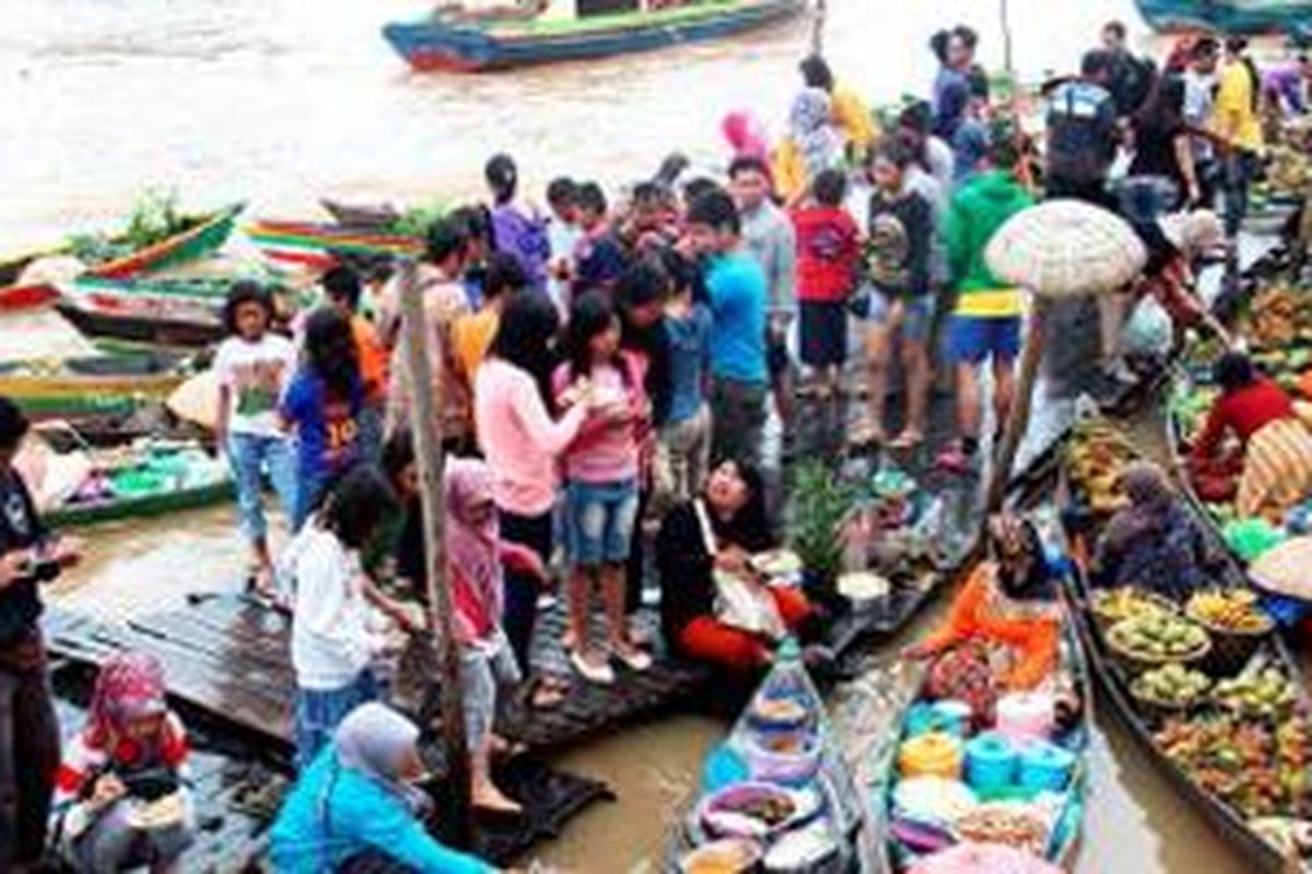 Warga memadati pasar terapung mingguan di Sungai Martapura, Banjarmasin, Kalimantan Selatan, Minggu (12/1/2014). Beragam aktivitas warga di siring (tepian) Sungai Martapura, tepat di sisi Jalan Pierre Tendean, Kota Banjarmasin ini, berperan menghidupkan pasar terapung yang jumlahnya semakin berkurang.