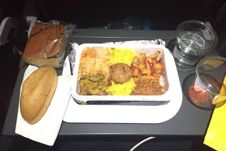 Hidangan nasi kuning saat dinikmati dalam pesawat Qantas rute Jakarta-Brisbane.