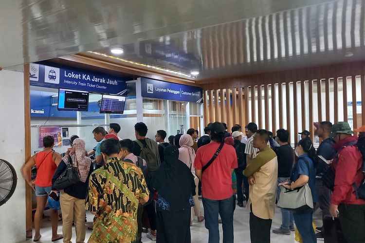 antrean pengembalian tiket di loket stasiun Yogyakarta, Selasa (17/10/2023)