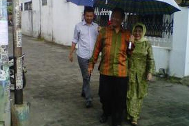 Mahfud MD bersama istri da kedua putra putrinya saat berjalan menuju TPS 71