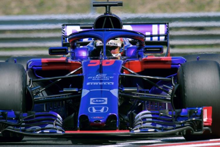 Sean Gelael saat mengendarai mobil Scuderia Toro Rosso.