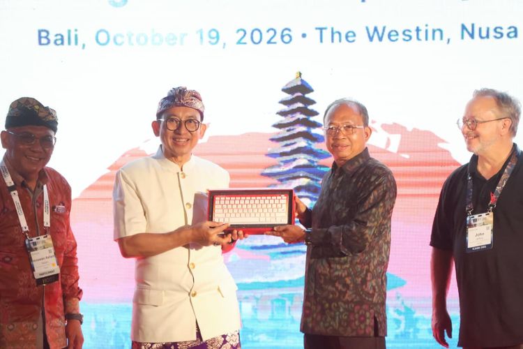 Koster Serahkan Keyboard Aksara Bali kepada Fadli Zon, Domain Nusantara Diluncurkan