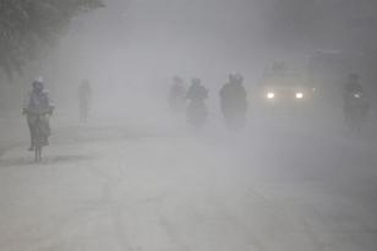 Kabut abu vulkanik menyelimuti kawasan Kutoarjo, Jawa Tengah, Sabtu (15/2/2014). Meletusnya Gunung Kelud pada Kamis lalu membuat sejumlah daerah di Jawa Tengah hingga Jawa Barat turut mengalami dampak terkena abu vulkanik. KOMPAS IMAGES/VITALIS YOGI TRISNA