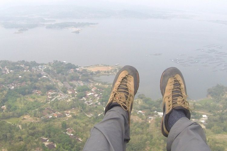 KompasTravel mencoba wisata terbang tandem paralayang dari Puncak Joglo, Desa Sendang, Wonogiri, Jawa Tengah. Pemandangan yang bisa terlihat dari Puncak Joglo adalah hamparan Waduk Gajah Mungkur.