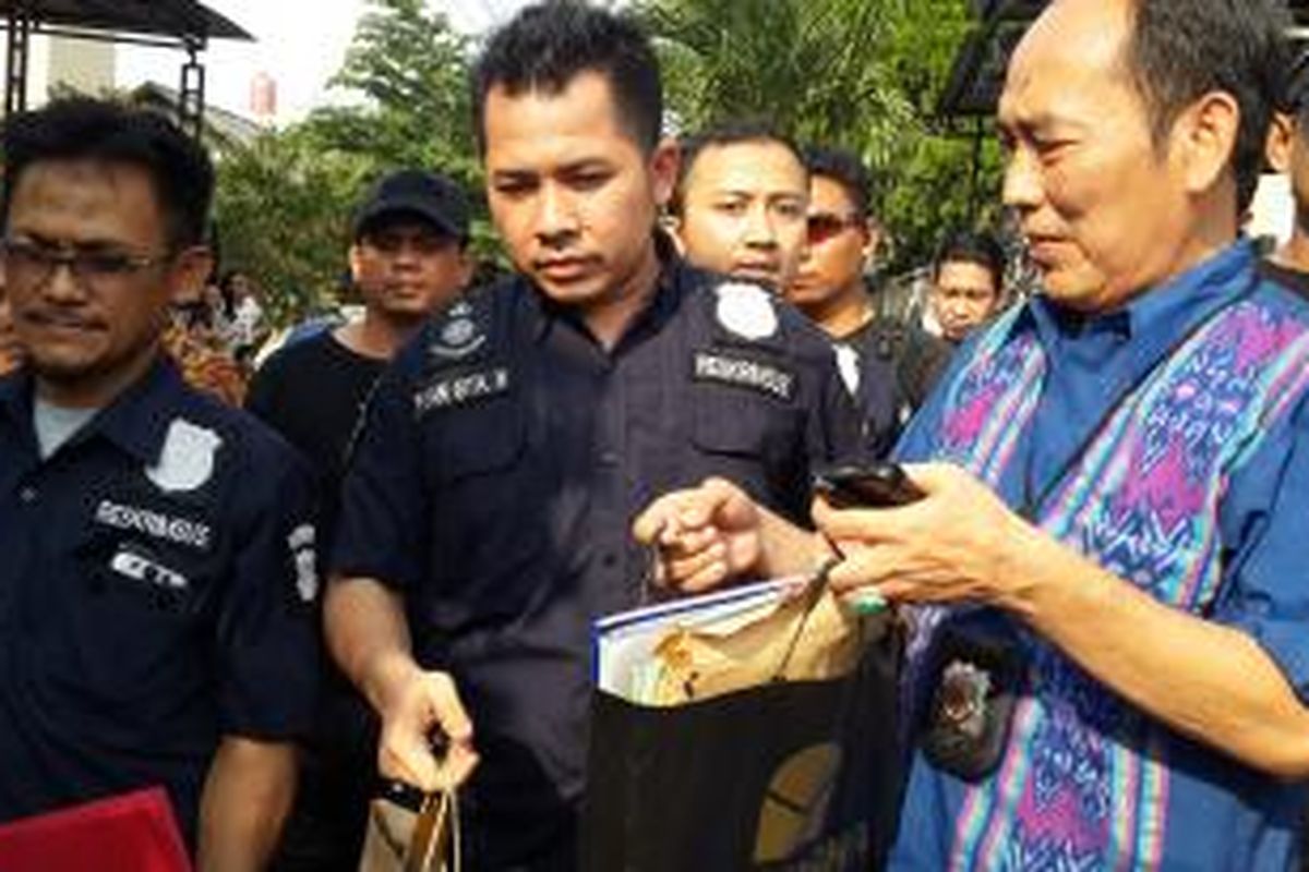 Polisi membawa beberapa dokumen usai melakukan penggeledahan di rumah Direkur Jenderal Perdagangan Luar Negeri Kememterian Perdagangan Partogi Pangaribuan di Jalan Gunung Gede 2 RT 09/12, Kompleks Mas Naga, Kelurahan Bintara Jaya, Kecamatan Bintara Bekasi Barat, Bekasi, Jumat (31/7/2015).