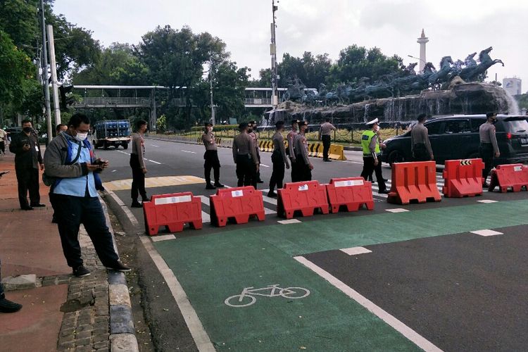 Polisi telah menangntisipasi keadatangan massa buruh yang akan menggelar unjuk rasa di Gedung Mahkamah Konstitusi dengan menutup Jalan  Jalan Medan Merdeka Barat, Gambir, Jakarta Pusat, Rabu (8/12/2021) siang. 
