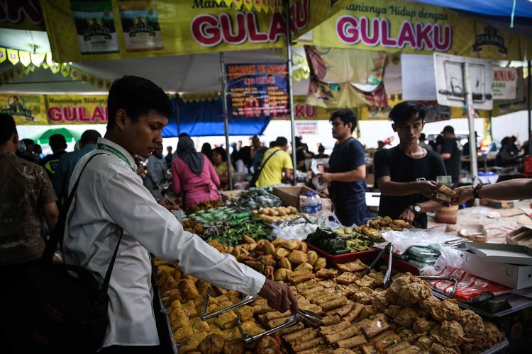 Para pedagang makanan menggelar dagangan takjil di samping Pasar Bendungan Hilir, Jakarta, Rabu (8/5/2019). Bulan puasa menjadi berkah tahunan bagi para pedagang di kawasan ini. Banyak pegawai perkantoran sekitar dan warga memadati kawasan itu untuk mencari minuman dan makanan untuk berbuka puasa.