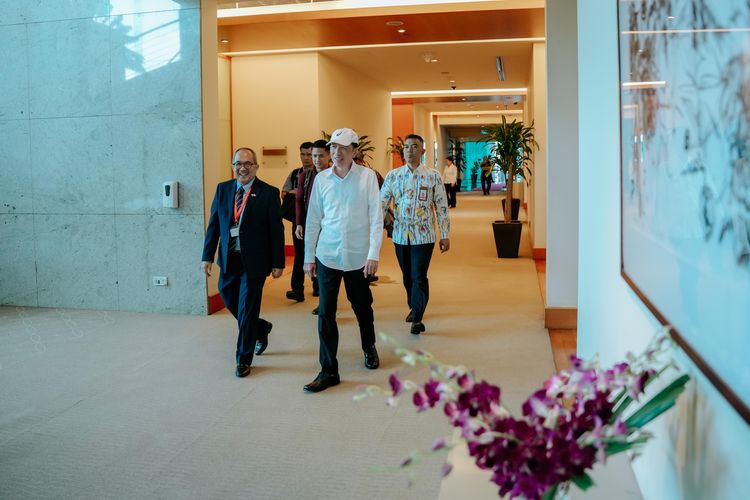 Mantan Presiden Joko Widodo (Jokowi)tiba  bakal menghadiri forum internasional Bloomberg New Economy Forum yang diselenggarakan pada 19-21 November 2025 di Singapura.