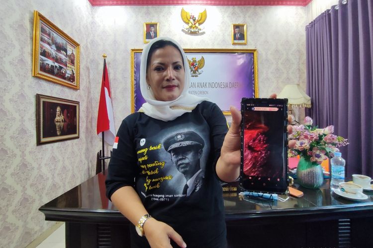 Fifi Sofiah, Ketua KPAID Kabupaten Cirebon Jawa Barat menunjukan foto dokumentasi luka korban di bagian kepala, pada Minggu (18/9/2022)