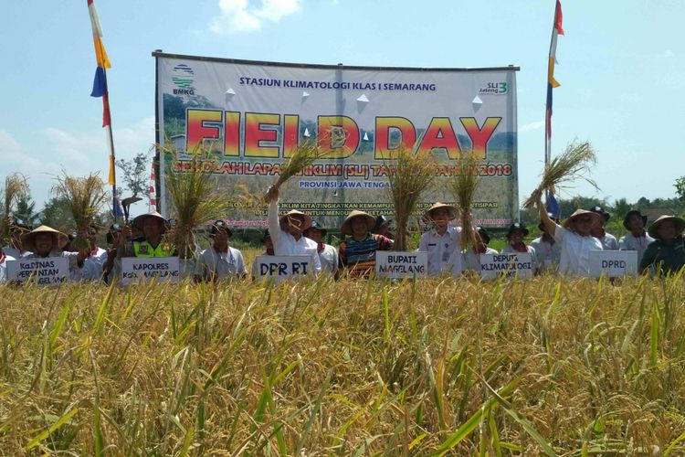 Kegiatan Sekolah Lapang Iklim yang diadakan BMKG di Desa Pakunden Kecamatan Ngluwar Kabupaten Magelang, Jawa Tengah, Sabtu (7/7/2018).