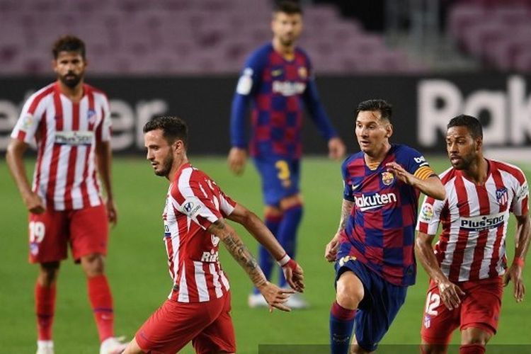 Lionel Messi diapit Renan Lodi dan Saul Niguez dalam laga Barcelona vs Atletico Madrid pada lanjutan pekan ke-33 Liga Spanyol di Stadion Camp Nou, Rabu (1/7/2020) dini hari WIB. 