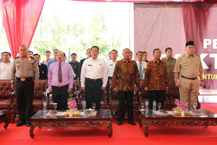 Gubernur Bengkulu Ridwan Mukti (paling kanan) saat mendandatangani pakta integritas.