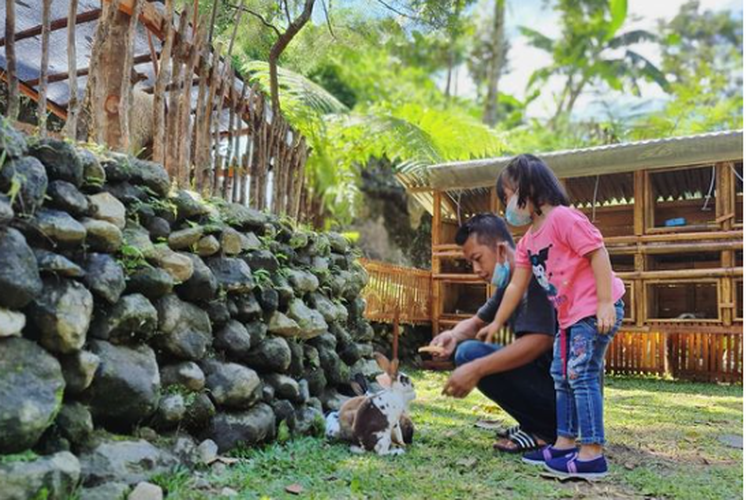 Pengunjung di Taman Satwa Kemuning, Karanganyar. 