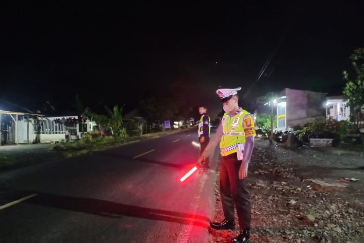 Polisi saat melakukan olah TKP 