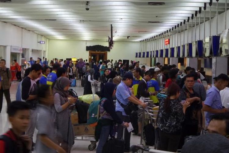 Antrean penumpang di depan counter check in Terminal 1 Bandara Soekarno-Hatta, Minggu (26/6/2016). 