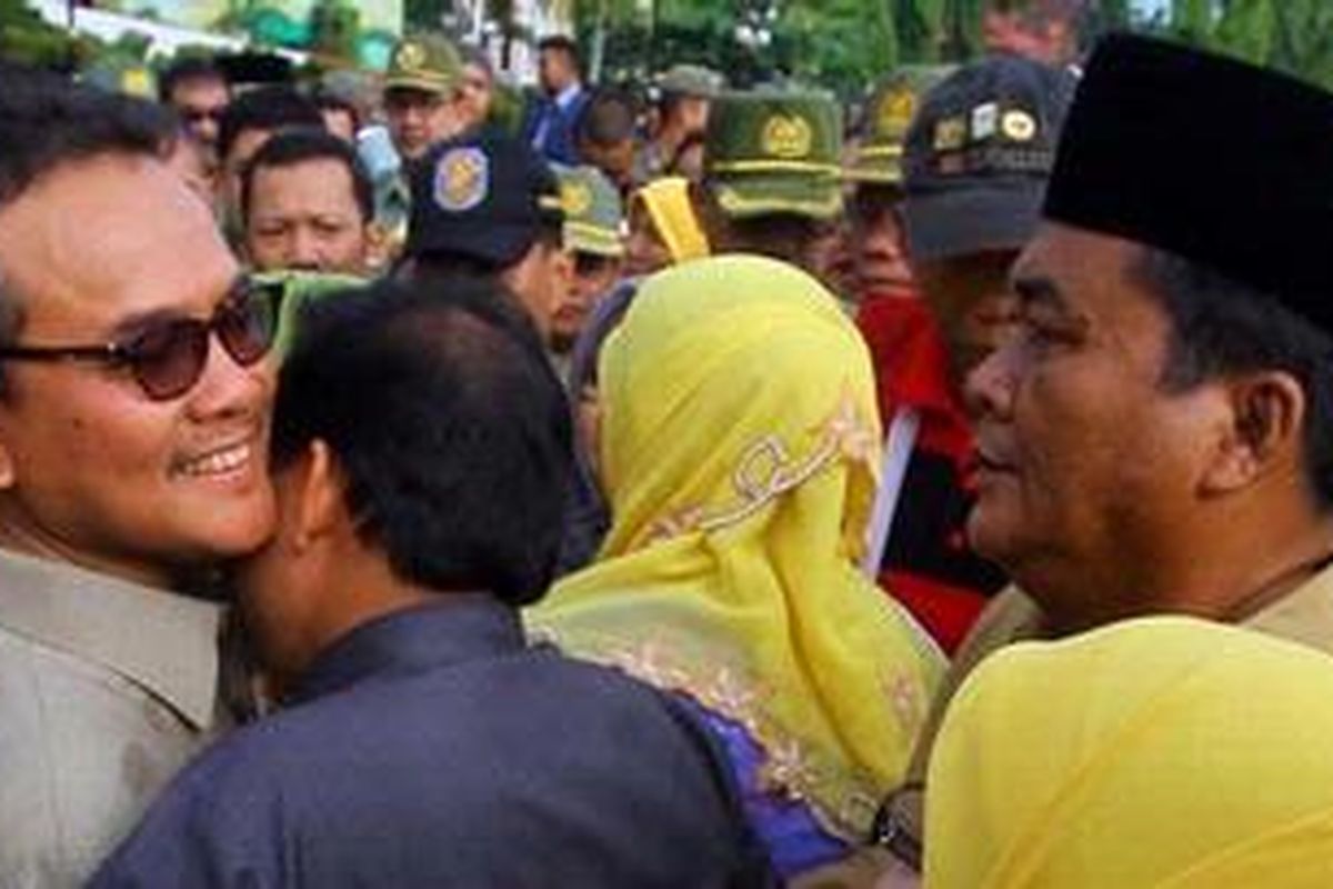 Gubernur Riau Rusli Zainal disambut dan ditangisi sejumlah warga dan PNS yang menyalami seusai memimpin apel pagi di halaman kantor Gubernur Riau, Pekanbaru, Riau, Senin, (11/2/2013). Komisi Pemberantasan Korupsi (KPK) telah menetapkan Rusli Zainal sebagai tersangka dugaan suap kasus korupsi kehutanan dan suap PON XVIII Riau. TRIBUN PEKANBARU/DODDY VLADIMIR 