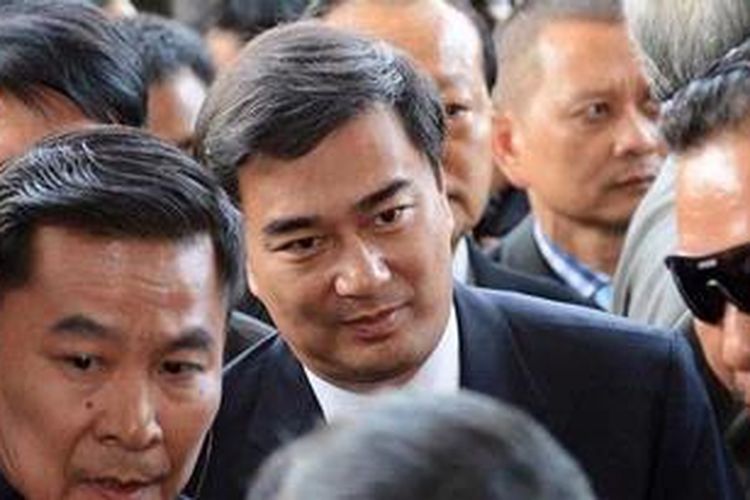 Mantan PM Thailand Abhisit Vejjajiva saat mendatangi kantor Departemen Investigasi Khusus (DSI) untuk mendengarkan dakwaan pembunuhan yang ditujukan kepadanya.