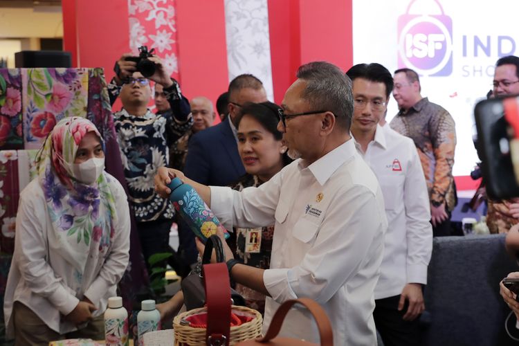Menteri Perdagangan (Mendag) Zulkifli Hasan (Zulhas) sedang melihat produk yang dijual salah satu both di Indonesia Shopping Festival (ISF) 2023 di Jakarta, Kamis (10/8/2023).