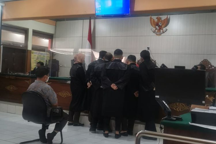 Suasana sidang lanjutan pemeriksaan saksi dalam kasus dugaan kekerasan seksual di sekolah SPI (Selamat Pagi Indonesia), Kota Batu, Jawa Timur terus berlanjut di Pengadilan Negeri Kelas I A Kota Malang pada Rabu (13/4/2022).