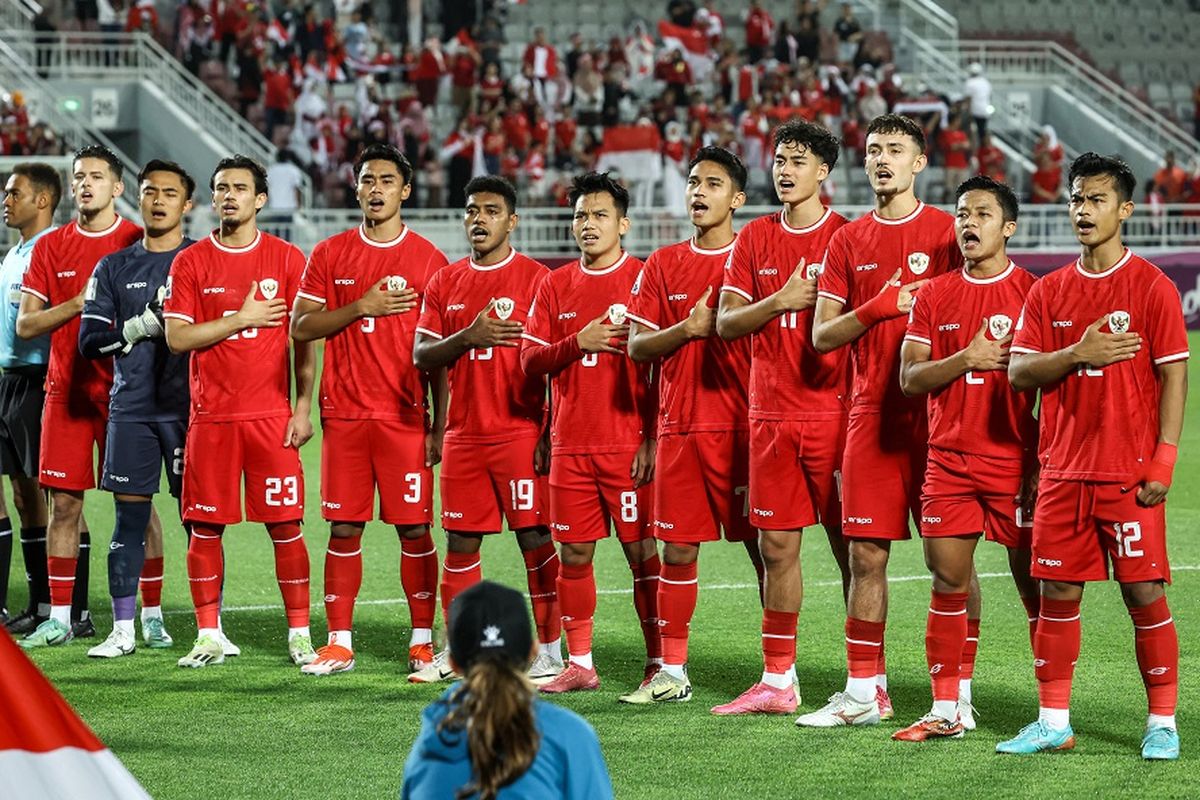 Kesebelas pemain Indonesia berdiri menyanyikan lagu kebangsaannya sebelum dimulainya pertandingan perebutan tempat ketiga Piala Asia U23 AFC Qatar 2024 antara Irak dan Indonesia di Stadion Abdullah Bin Khalifa di Doha pada 2 Mei 2024. Pertandingan play-off Indonesia vs Guinea disiarkan di televisi.