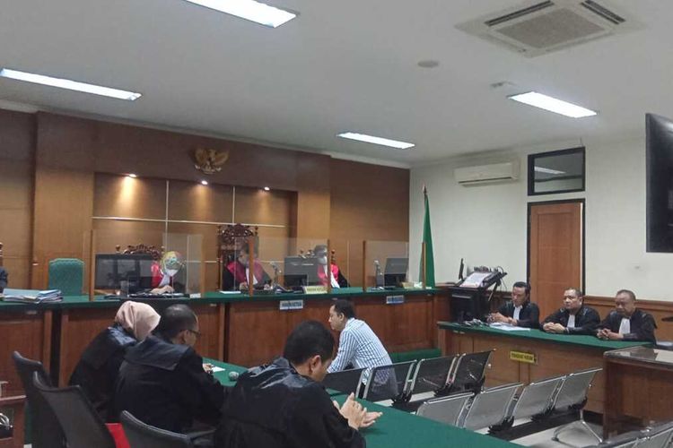 Mantan Pejabat kantor Cabang BRI BSD Tangsel saat sidang perdana kasus pembobolan dana nasabah Rp 8,5 miliar di Pengadilan Tipikor Serang. Rabu (7/6/2023).