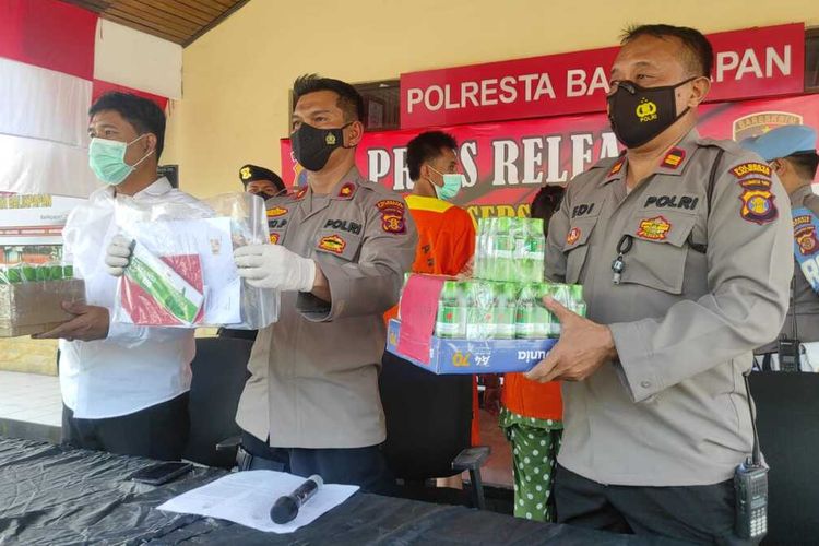 Polisi berhasil mengamankan pelaku pencuri ratusan botol minyak kayu putih di Balikpapan.