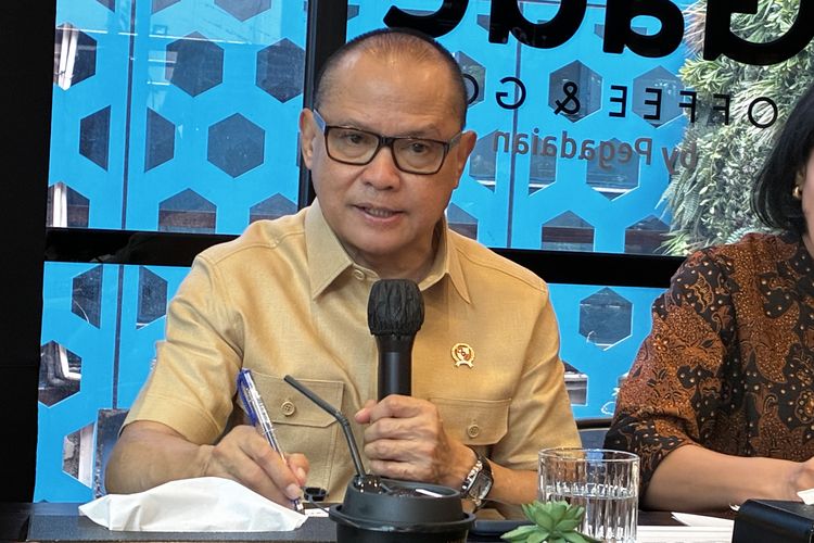 Menteri Pelindungan Pekerja Migran Indonesia (P2MI) Mukhtarudin di Kementerian P2MI, Jakarta Selatan, Kamis (22/10/2025).