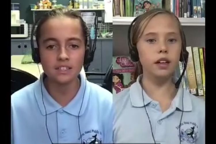 Dua anak sekolah asal Australia tampak bernyanyi sambil merekam penampilan mereka dalam sebuah video. Lagu yang dinyanyikan adalah Rumah Kita, sebuah lagu berbahasa Indonesia karya kelompok musik terkemuka Indonesia Godbless. Lagu itu didedikasikan mereka untuk para pelajar Indonesia yang masih harus belajar dari rumah.