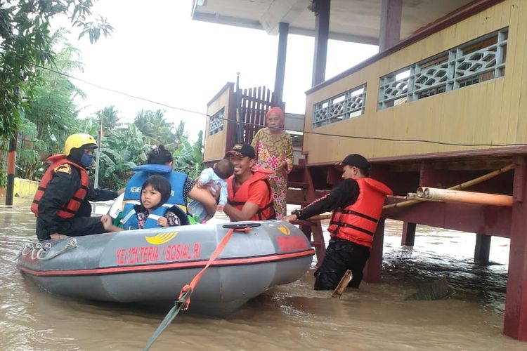 Tim BPBD Soppeng saat mengevakuasi warga yang terkena banjir di Kecamatan Marioriawa, Kabupaten Soppeng sejak Minggu (9/6/2019). 