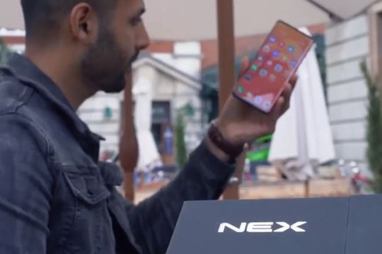 Ilustrasi Vivo Nex 3 dalam genggaman. Vivo Nex 3 tampak mengusung desain layar Waterfall Screen dengan bezel tipis di sekelilingnya.